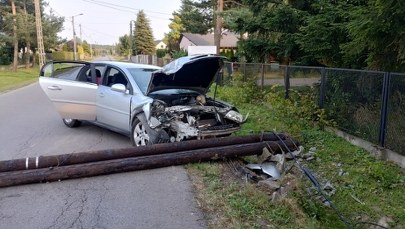 Z dwulatką, dwoma promilami i w ciąży. Z impetem wjechała w słup