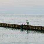 Z dzieckiem po falochronie. WOPR: To szczyt głupoty