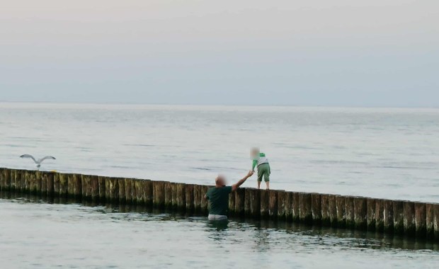 Z dzieckiem po falochronie. WOPR: To szczyt głupoty