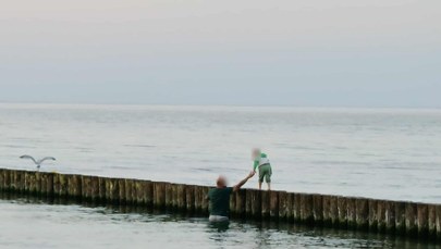 Z dzieckiem po falochronie. WOPR: To szczyt głupoty