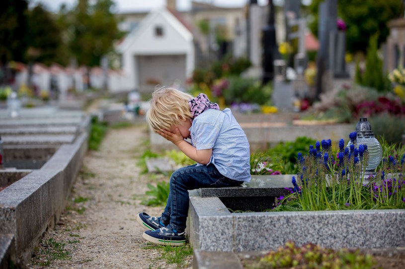 Z dziećmi o śmierci trzeba rozmawiać. Kiedy jest dobry moment na to, by poruszyć ten temat? Odpowiada psycholożka /123RF/PICSEL