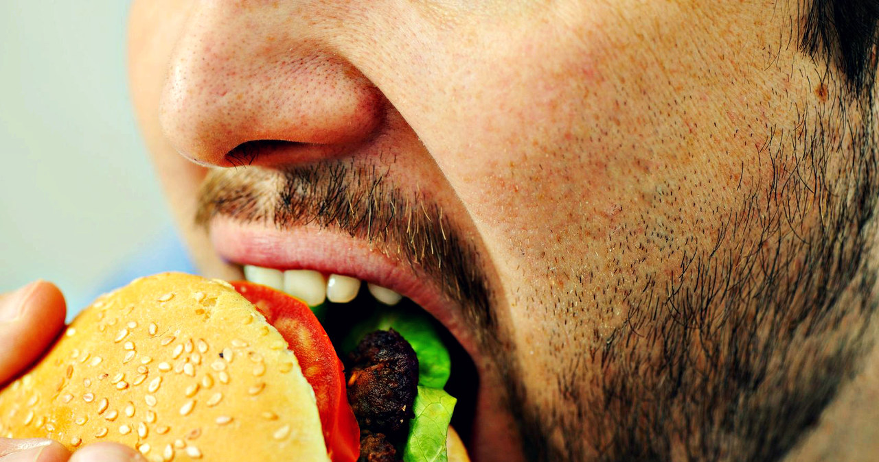 Z fast foodów powinieneś zrezygnować nie tylko ze względu na możliwość przybrania na wadze... /123RF/PICSEL