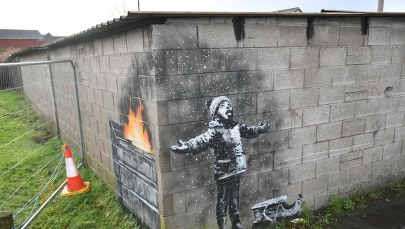 Z garażu do galerii. Przenoszą znane graffiti Banksy'ego