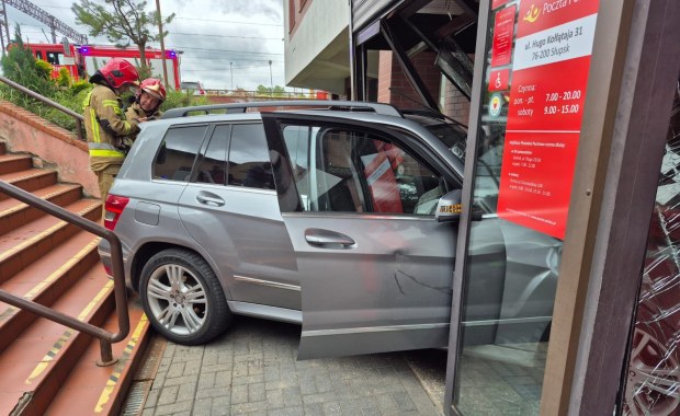 Z impetem wjechała w Pocztę Polską. ZDJĘCIA