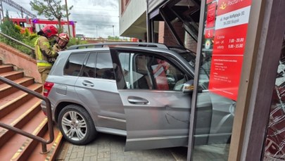 Z impetem wjechała w Pocztę Polską. ZDJĘCIA