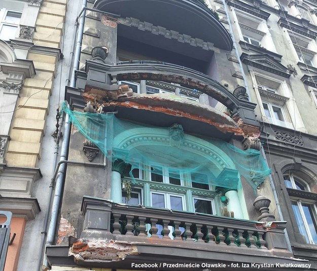 Z jednej z kamienic nieopodal centrum Wrocławia oderwał się balkon /Facebook / Przedmieście Oławskie - fot. Iza Krystian Kwiatkowscy /