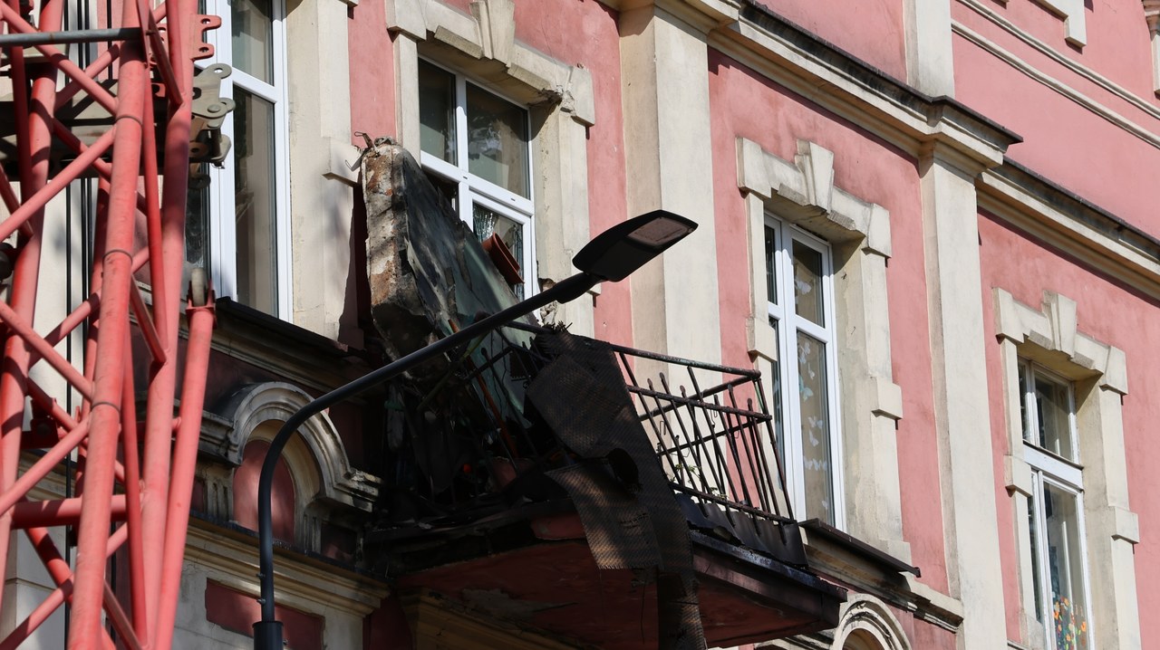 Z kamienicy oderwał się balkon. Nie żyje kobieta, mężczyzna jest w szpitalu 