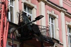 Z kamienicy oderwał się balkon. Nie żyje kobieta, mężczyzna jest w szpitalu 