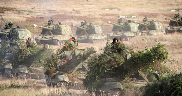 Z kamuflowaniem maszyn żołnierze radzą sobie w różny sposób /AFP
