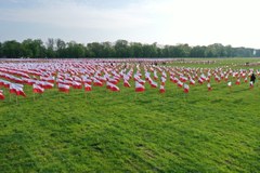 Z każdą godziną przybywało flag na krakowskich Błoniach 