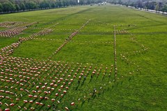 Z każdą godziną przybywało flag na krakowskich Błoniach 