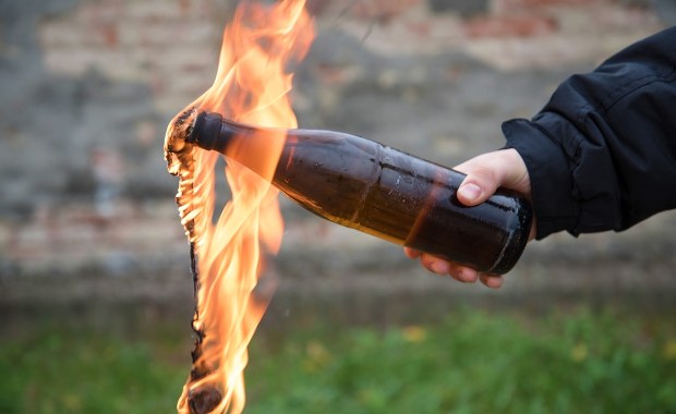 Z koktajlami Mołotowa na szkołę. Rannych dwóch policjantów