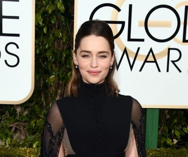 Z kolei sukienka Emilii Clarke wyglądała nieco ponuro. Czarna, powłóczysta, z trenem, koronkową spódnicą i... golfem.