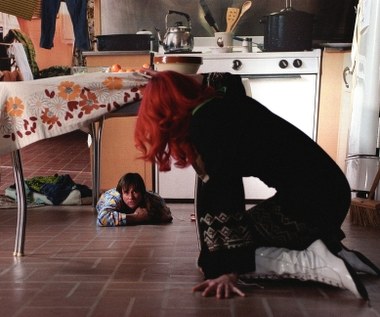 Z kolei w Clementine wcieliła się Kate Winslet, wtedy trzykrotnie nominowana do Oscara aktorka. Gwiazda "Titanica" zwróciła uwagę Gondry’ego i Kaufmana, gdy podczas castingu jako jedyna z zaproszonych zaczęła krytykować scenariusz. Studio chciało zaangażować do roli inną aktorkę, która miała już na swoim koncie Oscara. Jednak Gondry zagroził, że jeśli Winslet nie otrzyma roli, to on zrezygnuje z projektu. Podczas zdjęć reżyser w prosty sposób uzyskał skrajnie różne zachowania aktorów – Carrey’owi mówił, że kręcą dramat, a Winslet – w komedię. 

Na zdjęciu: Jim Carrey i Kate Winslet w filmie "Zakochany bez pamięci"