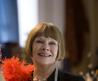 Z kolei w musicalu "Nine - Dziewięć" (2009) Roba Marshalla Dench udowodniła, że potrafi zawładnąć sceną i nie tylko fenomenalnie grać, ale też śpiewać. Wzorowany na klasycznym "Osiem i pół" Felliniego obraz opowiadał o sławnym reżyserze, który próbuje uporać się z brakiem weny.