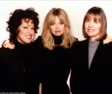 Z kolei w „Zmowie pierwszych żon” wspólnie z Bette Midler i Diane Keaton szukała zemsty na byłych mężach swych bohaterek. Film doczekał się statusu kultowego i stanowił jej największy sukces w latach 90.