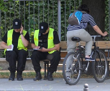 Z komórką na rowerze i po chodniku. Wolno czy nie?