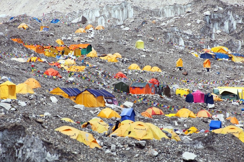 Z kończem kwietnia pod Everestem robi się ciasno /123RF/PICSEL