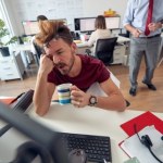 Z korpo do pracy fizycznej. Lęk przed AI sprawił, że myślimy o "prawdziwym fachu"