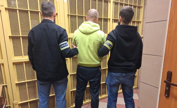 Z kostką brukową na kobietę. Seria ataków w Warszawie