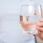 woda Z kranu czy z butelki? Mineralna czy źródlana? Wybór wody ma znaczenie