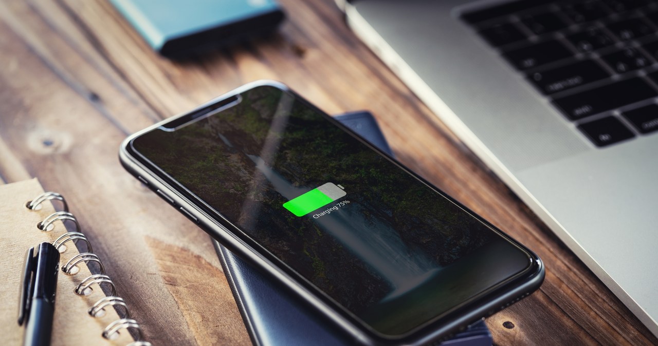 Z ładowarką indukcyjną można wygodnie podładować telefon. /123rf.com /123RF/PICSEL