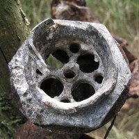  Po wraku niemieckiego Messerschmita zostały stalowe i aluminiowe elementy poszycia kadłuba oraz przewód paliwowy, fragment chłodnicy i przełączniki z kokpitu pilota