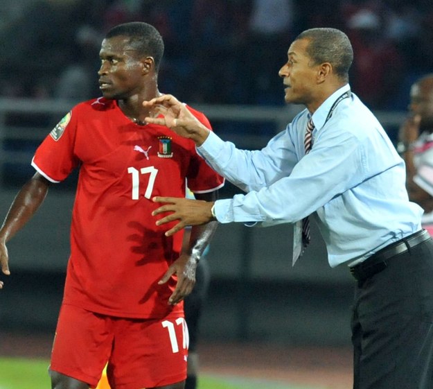 Z lewej Ekanga Amia - niewątpliwie najlepszy piłkarski "symulant" na świecie /AFP