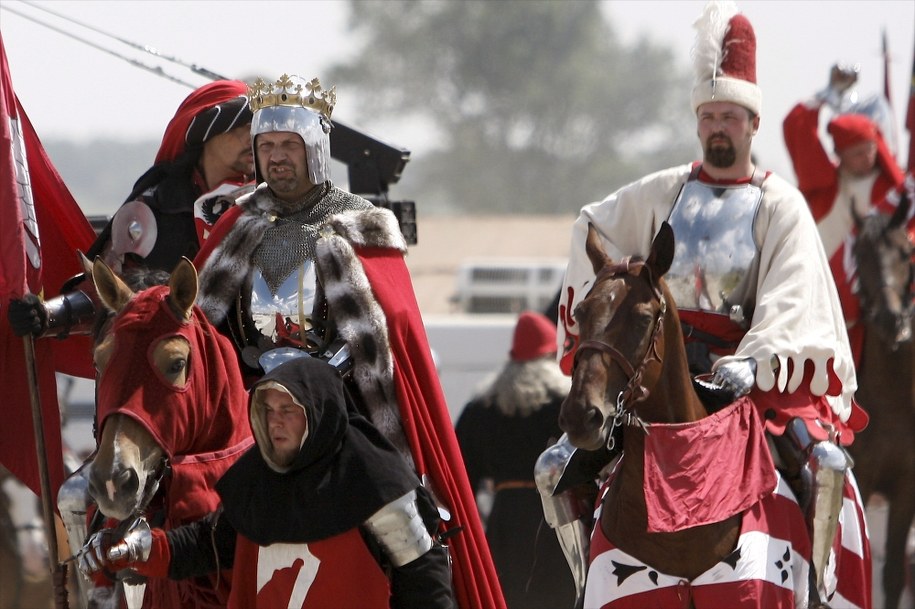 Z lewej Jacek Szymański jako król Władysław Jagiełło /Adam Warżawa /PAP