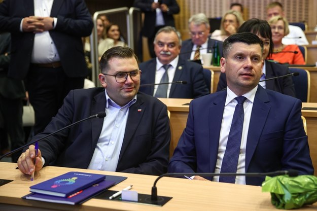 Z lewej Łukasz Kmita, były kandydat PiS na marszałka, z prawej Łukasz Smółka, nowy marszałek Małopolski. /	Łukasz Gągulski /PAP