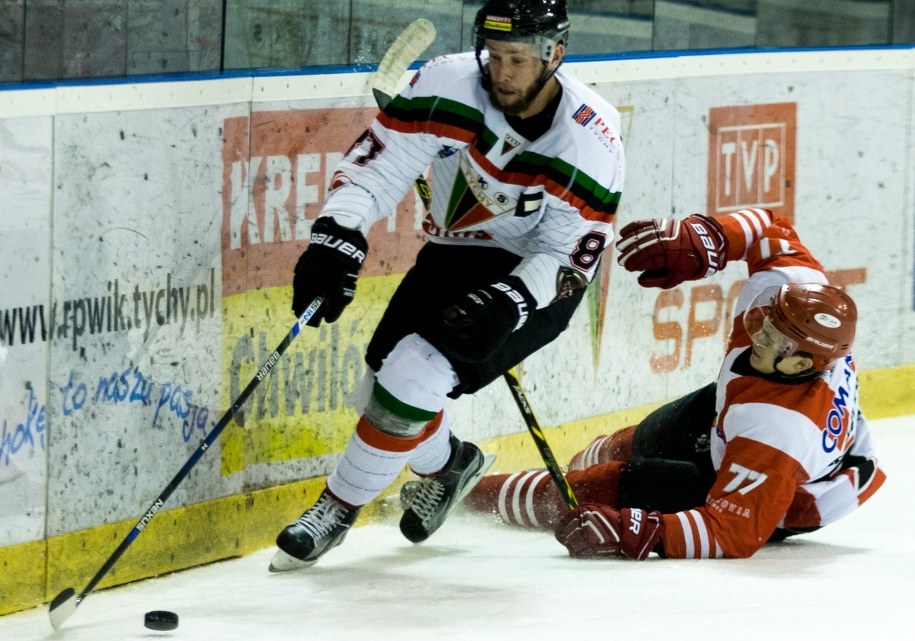 Z lewej:  Michał Kotlorz w meczu ekstraligi hokeja na lodzie /Andrzej Grygiel /PAP