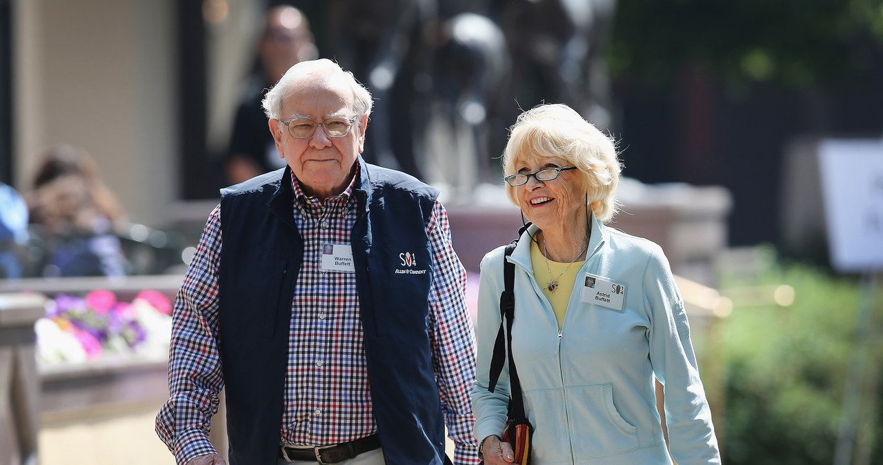 Z lewej: miliarder Warren Buffett. Z prawej: jego żona Astrid Buffet /SCOTT OLSONGETTY IMAGES NORTH AMERICAGetty Images via AFP /AFP