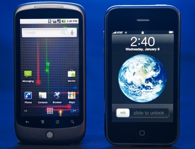 Z lewej Nexus One - pierwszy własny telefon Google. Z prawej iPhone, którego Google "chce zniszczyć" /AFP