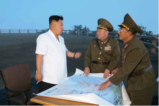 Z lewej: Przywódca Korei Płn. Kim Dzong Un /RODONG SINMUN  /PAP/EPA