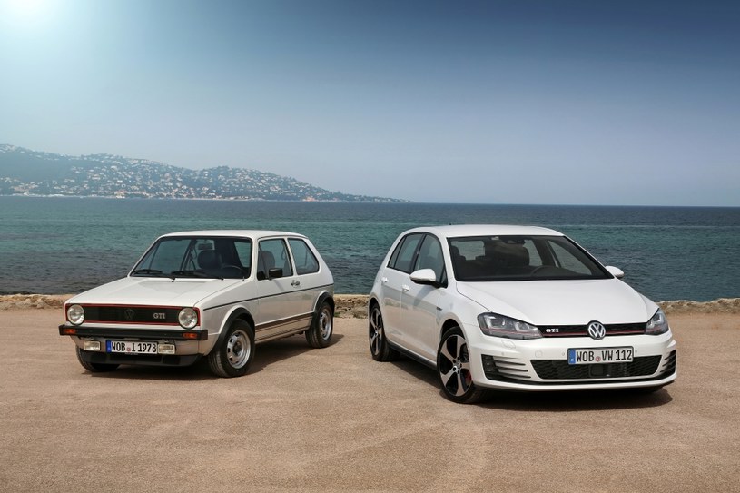 Z lewej strony - Volkswagen Golf GTI I, z prawej - Volkswagen Golf GTI VII. /Volkswagen