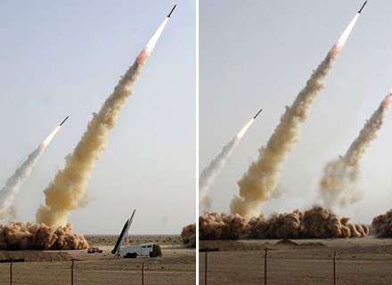 Z lewej: tak było według gazety, z prawej - tak według armii. Irańska pustynia, 9 lipca 2008 /AFP
