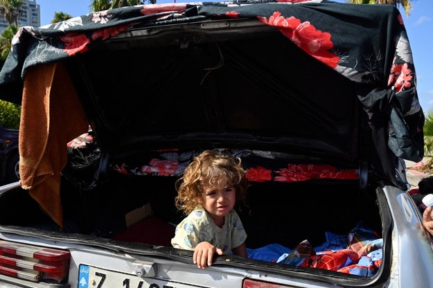 Z Libanu do Syrii wyjechało już 100 tys. osób uciekając przed izraelskimi atakami powietrznymi /WAEL HAMZEH /PAP/EPA