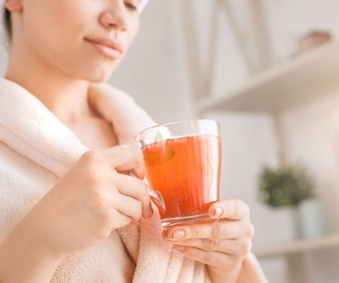 Z liści malin także zaparzysz herbatę. Wspiera odporność, usprawnia pracę jelit i ma mnóstwo witaminy C