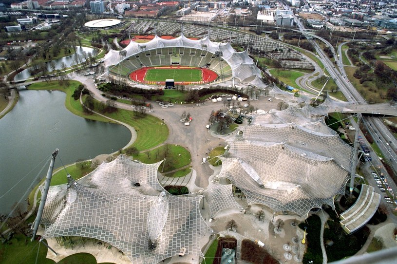 Z lotu ptaka stadion olimpijski w Monachium wygląda, jakby przykryła go pajęcza sieć /Tony Marshall/EMPICS via Getty Images /Getty Images
