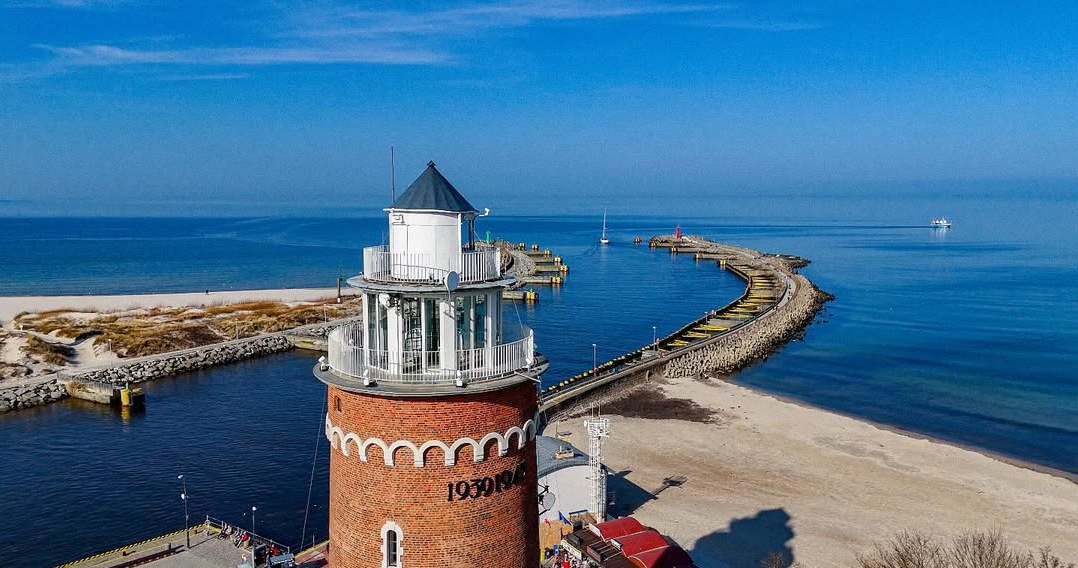 З маяка, розташованного на узбережжі, відкриваються неймовірні краєвиди /Domena publiczna