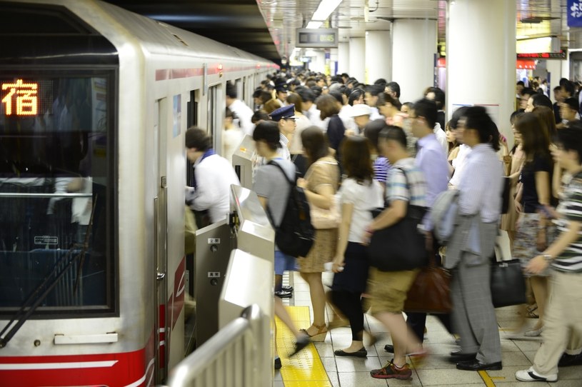 Z metra w Tokio codziennie korzystają setki tysięcy ludzi - o wypadek nietrudno /AFP