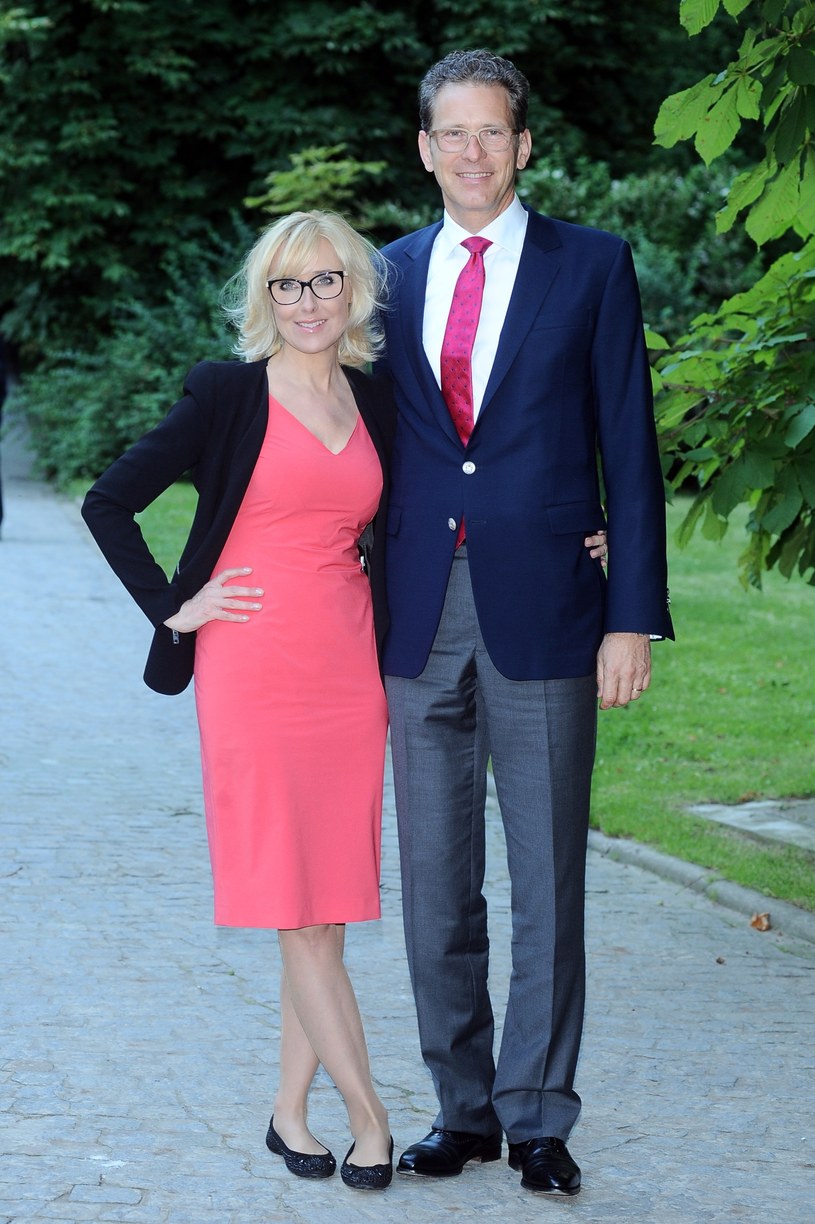 Z mężem Przemysławem dziennikarka leci w podróż poślubną /Andras Szilagyi /MWMedia