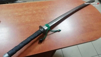 ​Z mieczem wdarł się do mieszkania