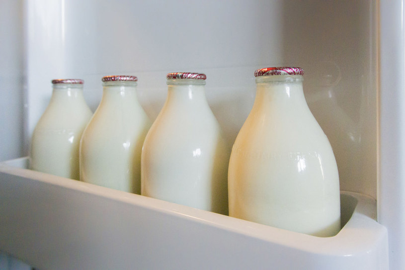 Z mlekiem również trzeba ostrożnie - przestrzegają specjaliści. /123RF/PICSEL