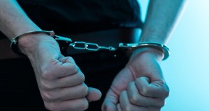 Z młotkiem rzucił się na śpiącą matkę. Szokujący atak w Warszawie