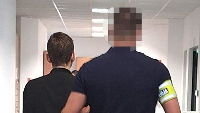 Z młotkiem rzucił się na śpiącą matkę. Szokujący atak w Warszawie