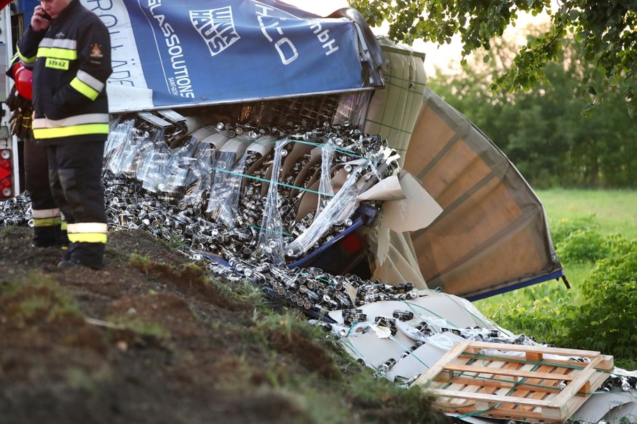 Z naczepy ciężarówki spadły setki puszek na piwo /Fot. Stalowka.NET / Jacek Rodecki /