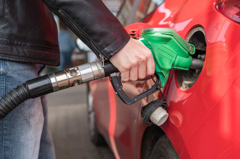 Z najnowszego raportu UOKiK dotyczącego jakości paliw wynika, że największe prawdopodobieństwo zatankowania "chrzczonego" paliwa dotyczy oleju napędowego /123RF/PICSEL