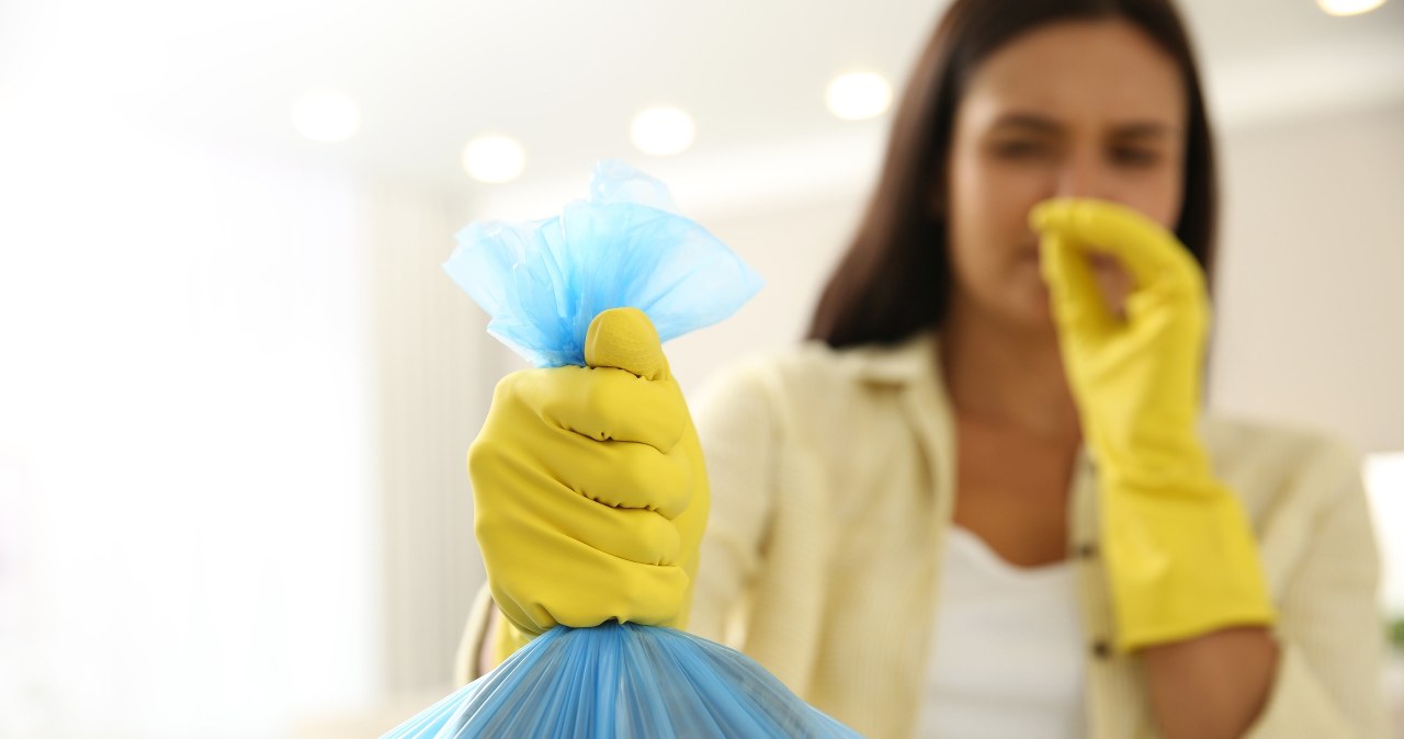 Z naszymi domowymi sposobami szybko pozbędziesz się brzydkiego zapachu z kosza na śmieci. /123RF/PICSEL