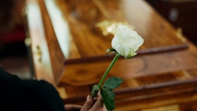 Z nieba spadły pieniądze i płatki róż. Ostatnia wola spełniona z rozmachem FILM